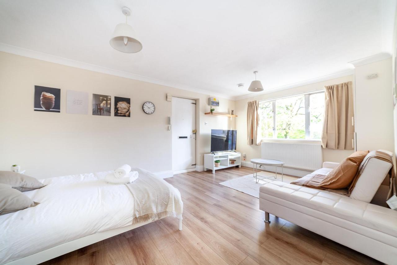 Lovely Studio Flat In Wimbledon W/ Free Parking لندن المظهر الخارجي الصورة